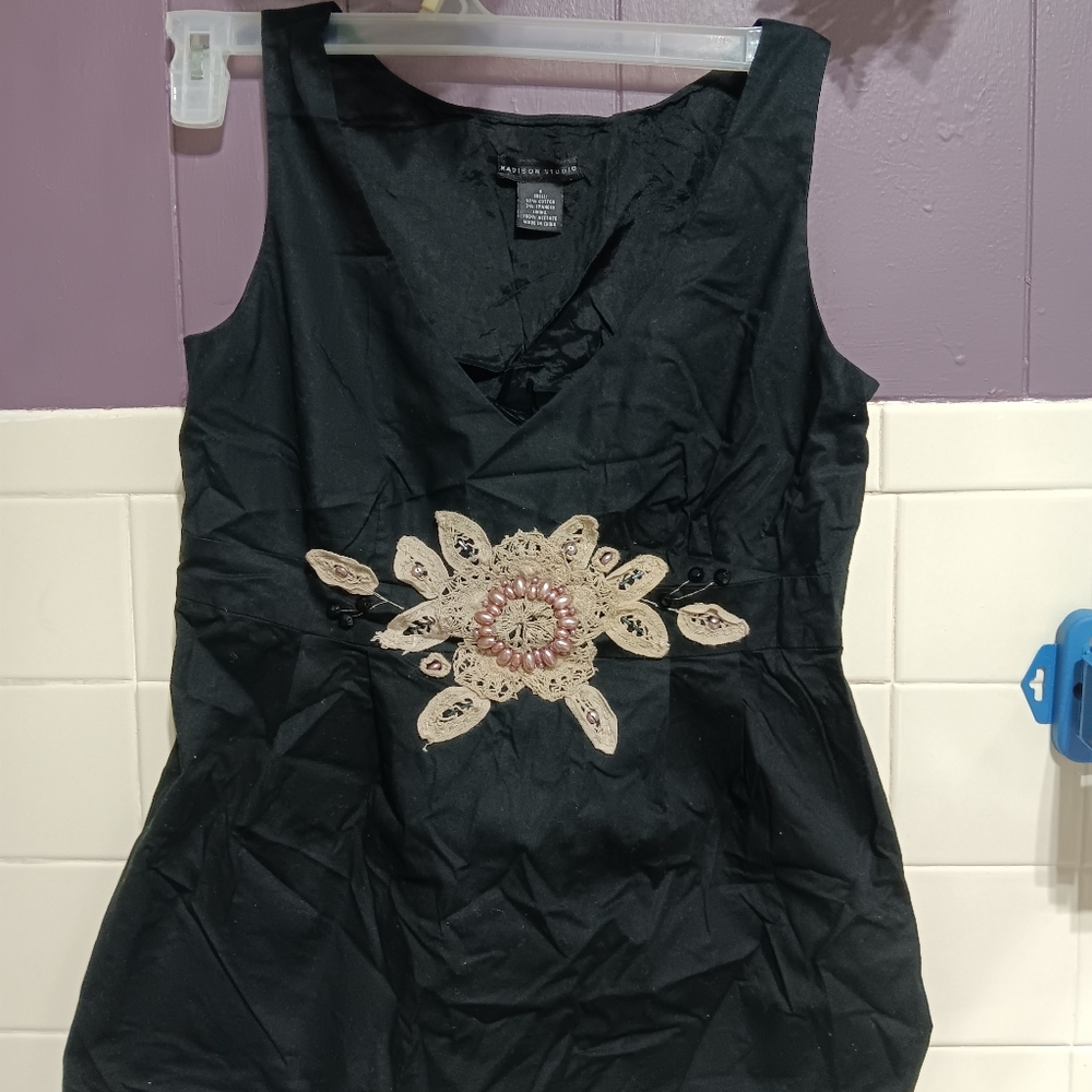 Ladies black, no sleeve design on stomach.small
